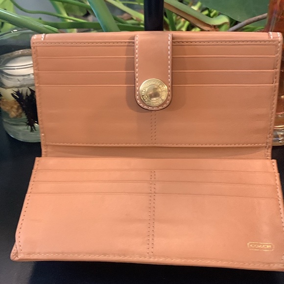 Authentic Coach Wallet Tan - Picture 5 of 6
